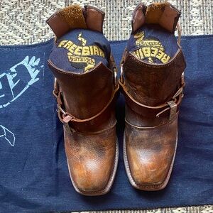 FREEBIRD : DISTRESSED BROWN TRUCE ANKLE BOOT - Size 6 - Western Country